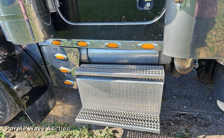 image for item DO2824 2007 Peterbilt 379  semi truck