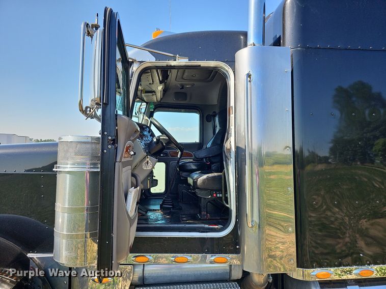 image for item DO2824 2007 Peterbilt 379  semi truck