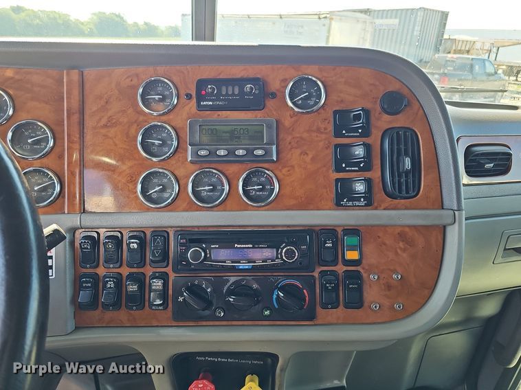 image for item DO2824 2007 Peterbilt 379  semi truck