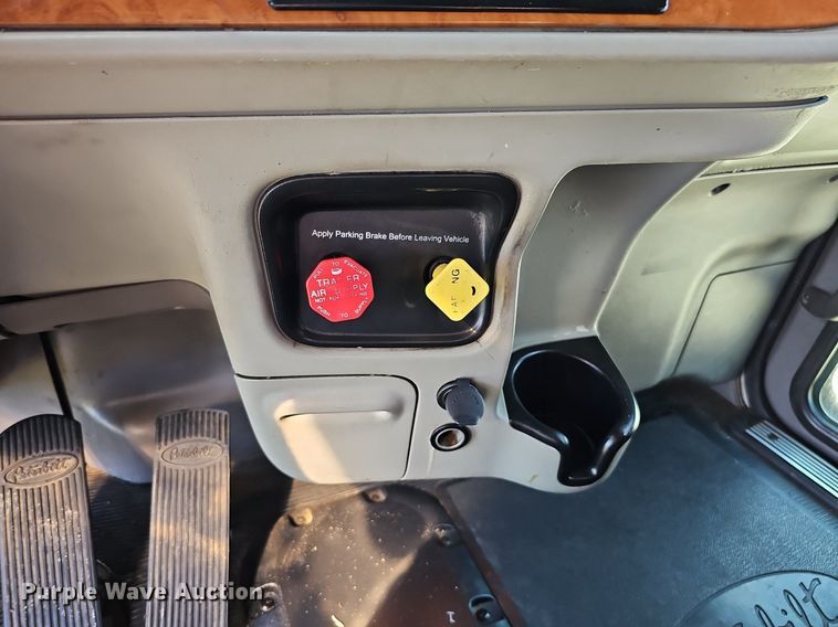 image for item DO2824 2007 Peterbilt 379  semi truck