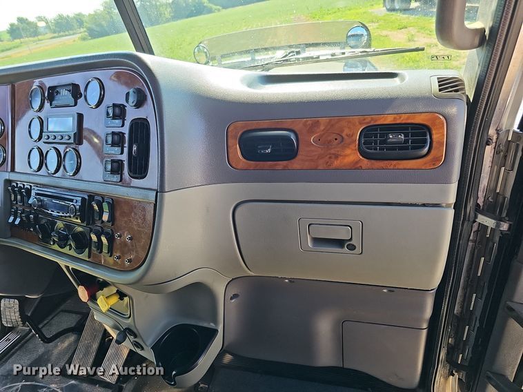 image for item DO2824 2007 Peterbilt 379  semi truck