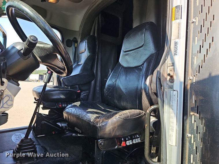 image for item DO2824 2007 Peterbilt 379  semi truck