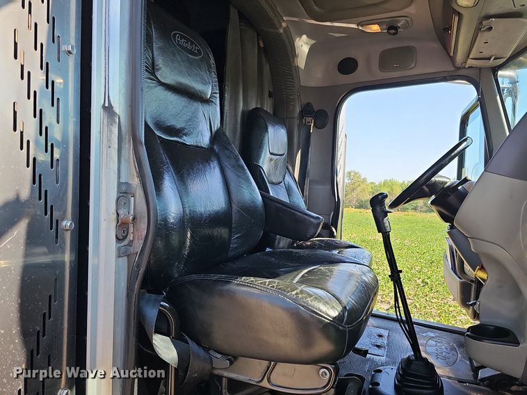 image for item DO2824 2007 Peterbilt 379  semi truck