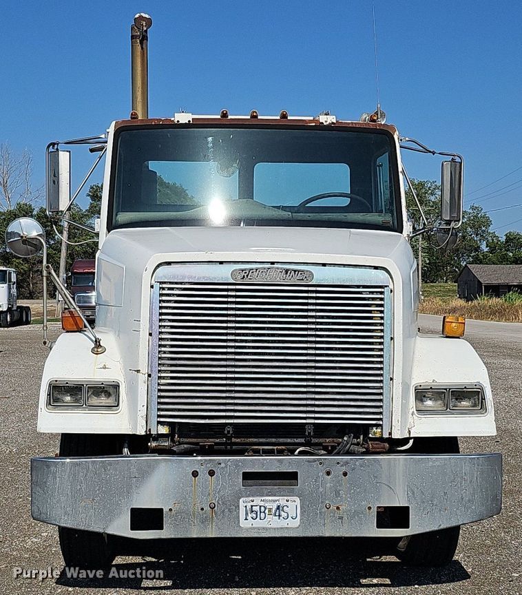 image for item DO2837 1988 Freightliner FLC  semi truck