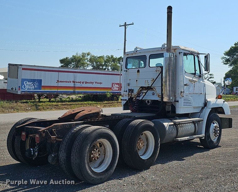 image for item DO2837 1988 Freightliner FLC  semi truck