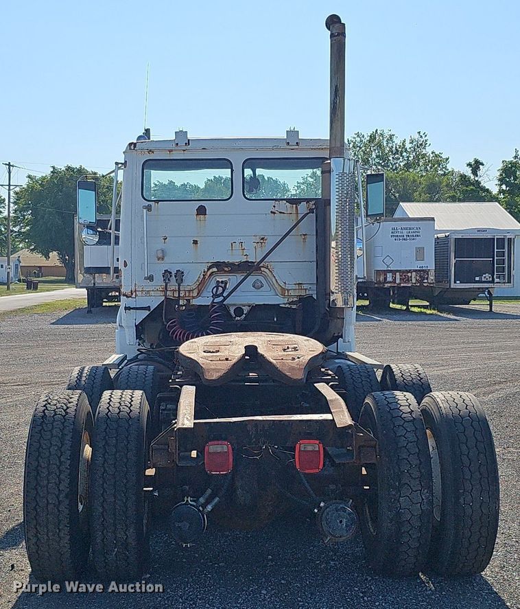 image for item DO2837 1988 Freightliner FLC  semi truck