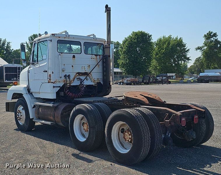 image for item DO2837 1988 Freightliner FLC  semi truck