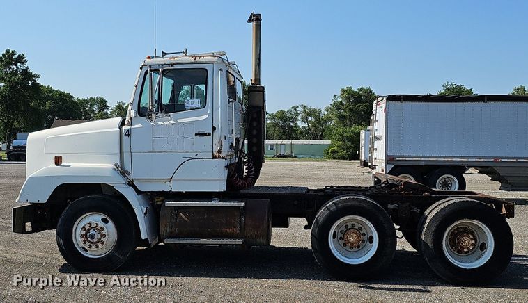image for item DO2837 1988 Freightliner FLC  semi truck