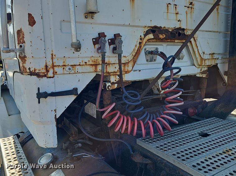 image for item DO2837 1988 Freightliner FLC  semi truck