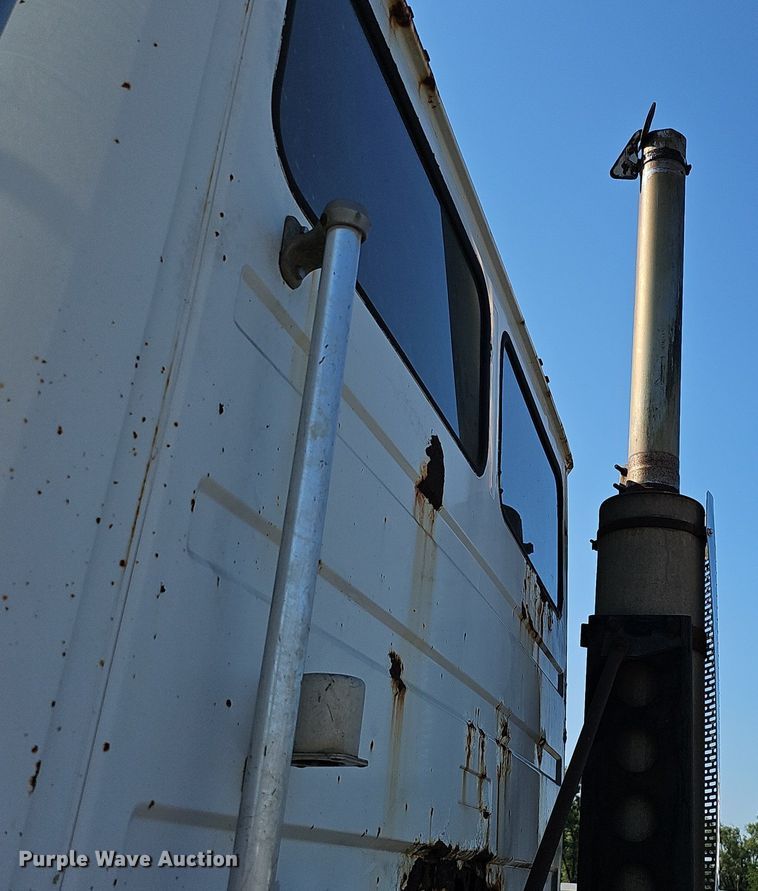 image for item DO2837 1988 Freightliner FLC  semi truck