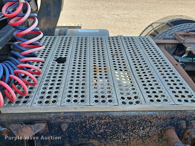 image for item DO2837 1988 Freightliner FLC  semi truck