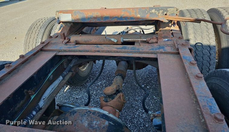 image for item DO2837 1988 Freightliner FLC  semi truck