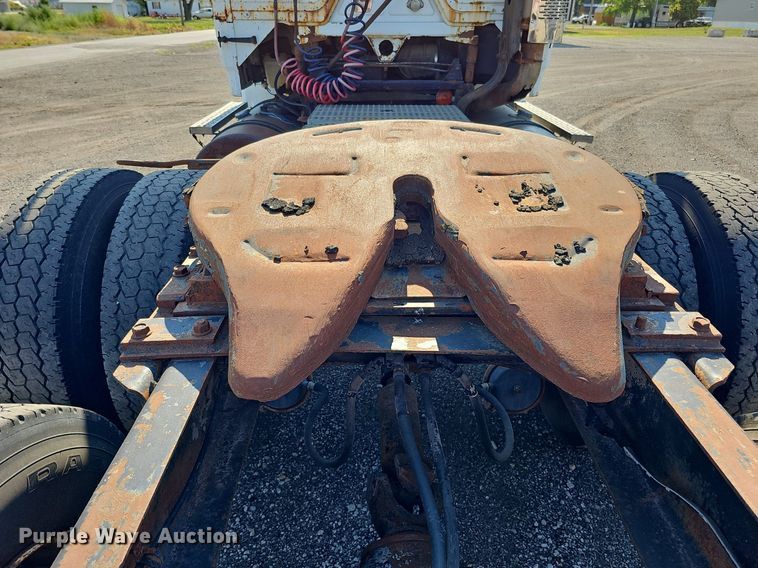 image for item DO2837 1988 Freightliner FLC  semi truck