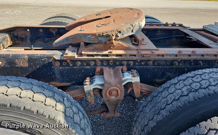 image for item DO2837 1988 Freightliner FLC  semi truck