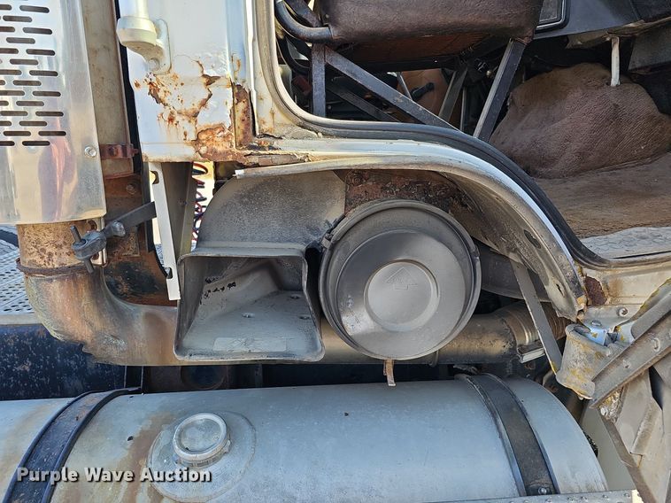 image for item DO2837 1988 Freightliner FLC  semi truck