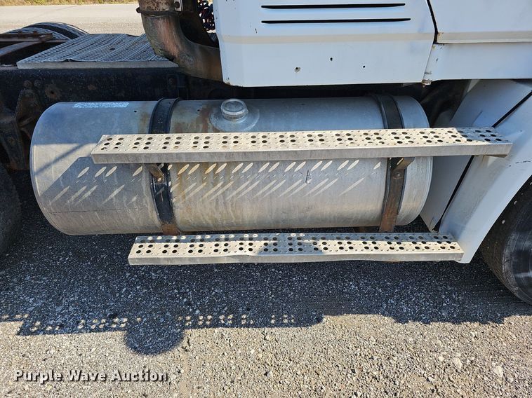 image for item DO2837 1988 Freightliner FLC  semi truck