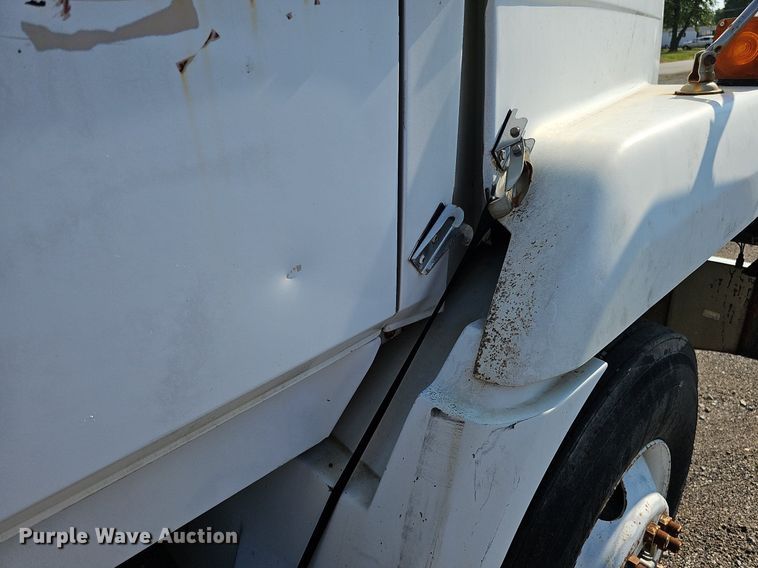 image for item DO2837 1988 Freightliner FLC  semi truck