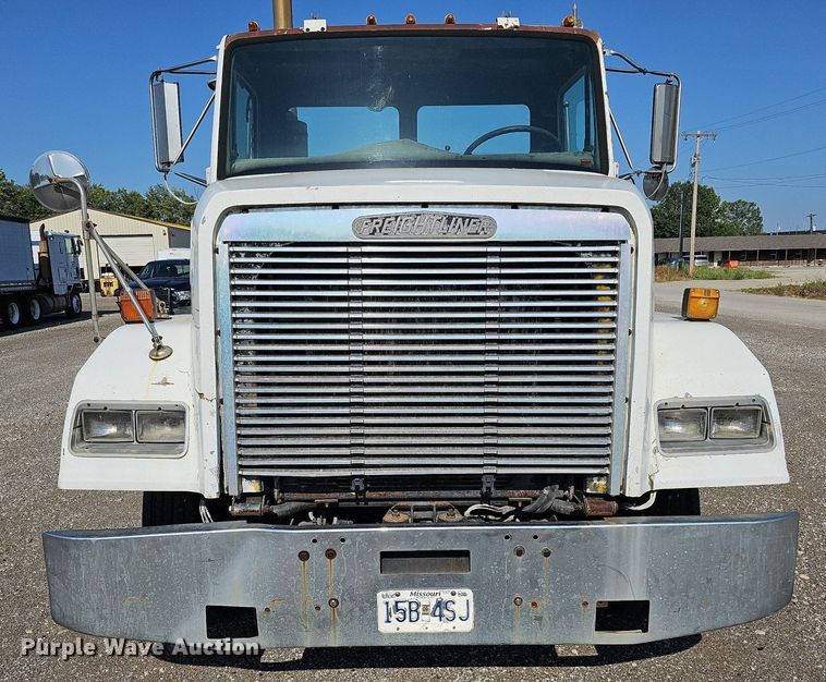 image for item DO2837 1988 Freightliner FLC  semi truck