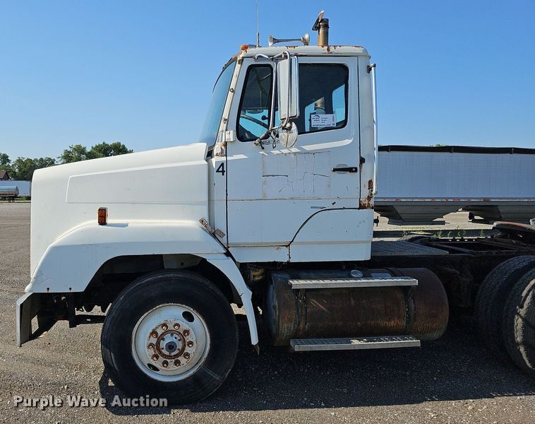 image for item DO2837 1988 Freightliner FLC  semi truck