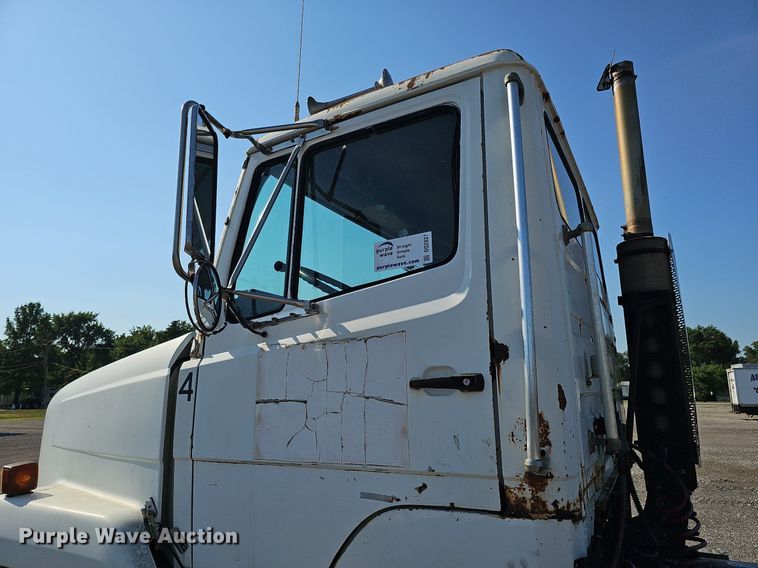 image for item DO2837 1988 Freightliner FLC  semi truck