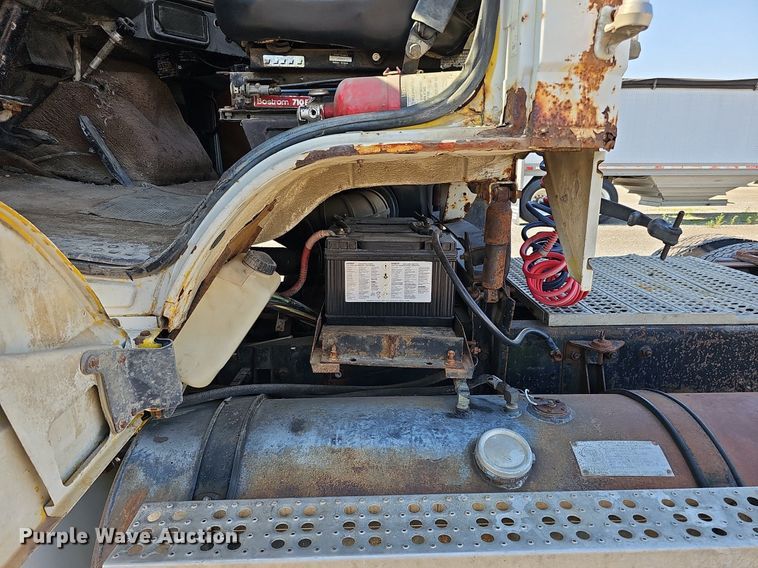 image for item DO2837 1988 Freightliner FLC  semi truck