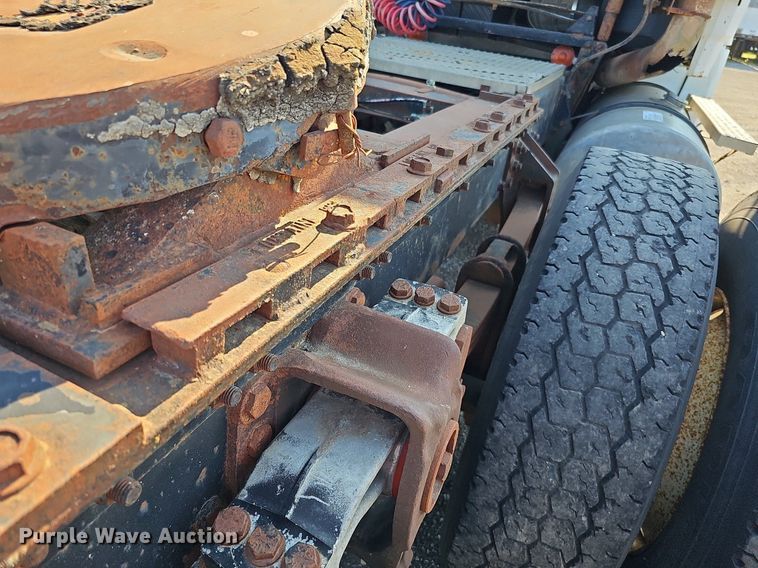 image for item DO2837 1988 Freightliner FLC  semi truck