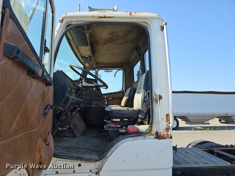 image for item DO2837 1988 Freightliner FLC  semi truck