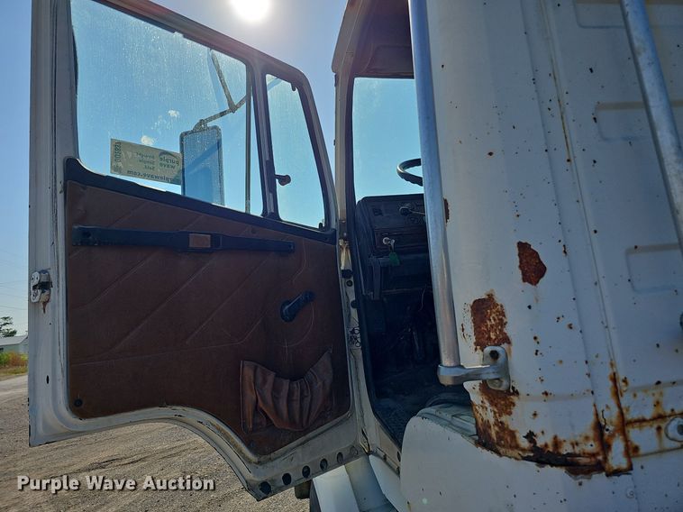 image for item DO2837 1988 Freightliner FLC  semi truck