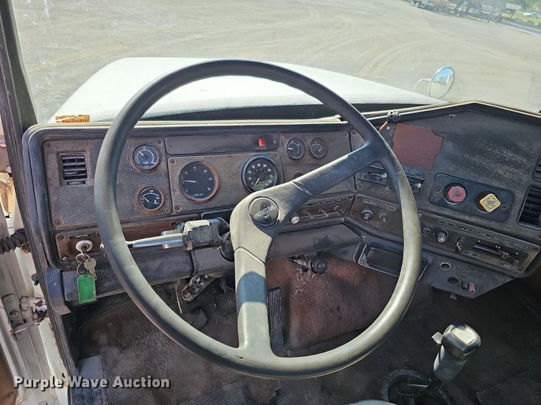 image for item DO2837 1988 Freightliner FLC  semi truck