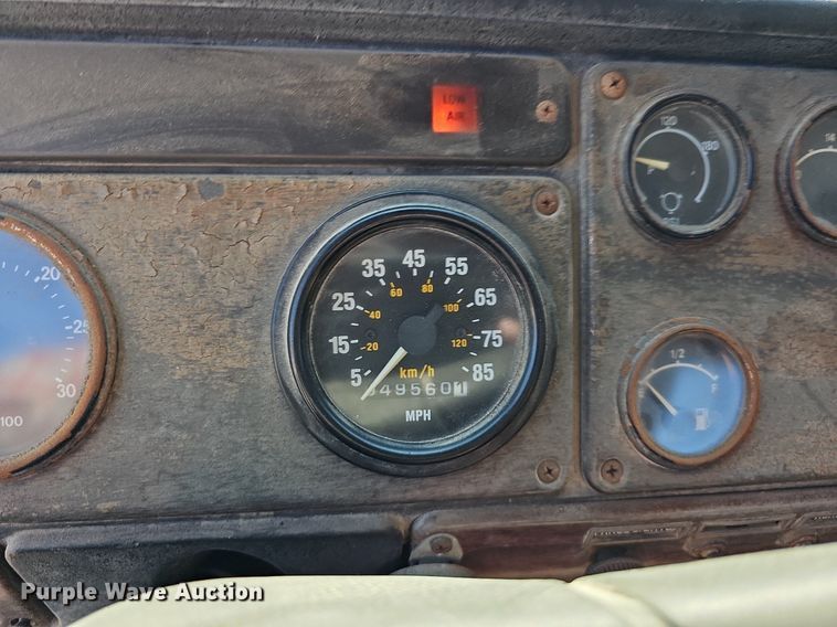 image for item DO2837 1988 Freightliner FLC  semi truck