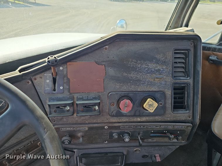 image for item DO2837 1988 Freightliner FLC  semi truck