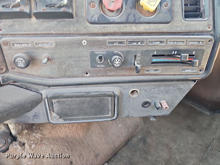 image for item DO2837 1988 Freightliner FLC  semi truck