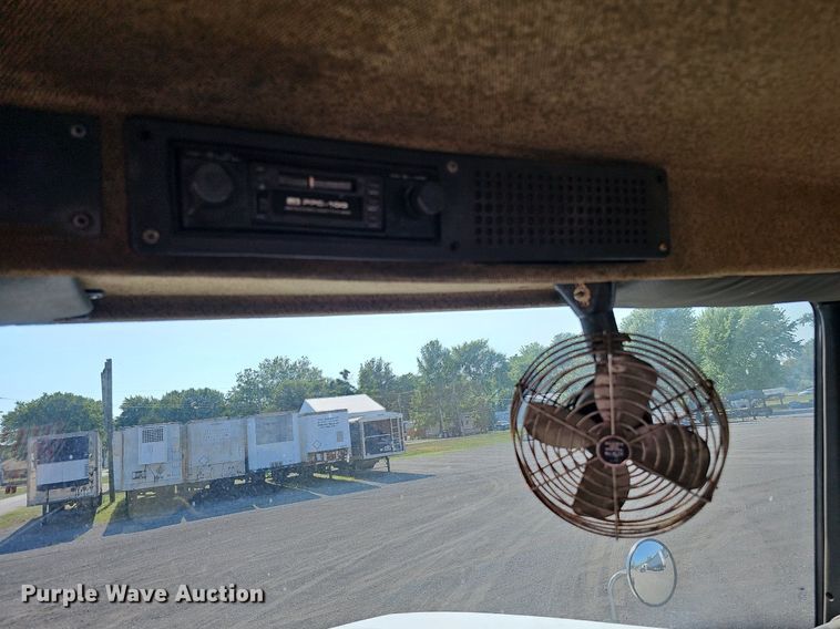 image for item DO2837 1988 Freightliner FLC  semi truck