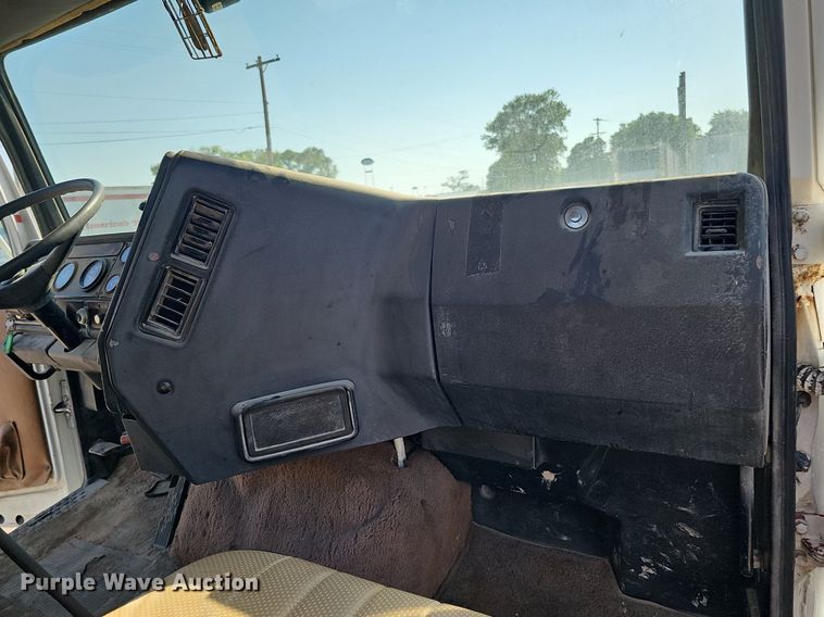 image for item DO2837 1988 Freightliner FLC  semi truck