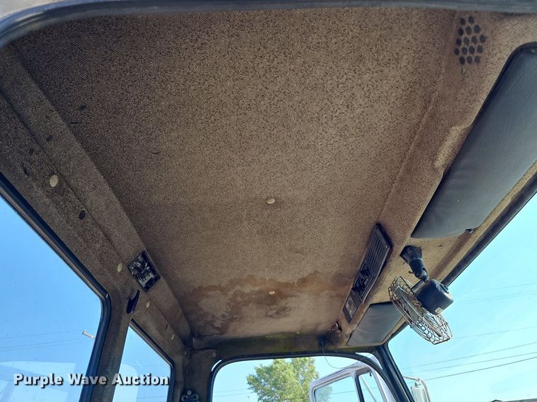 image for item DO2837 1988 Freightliner FLC  semi truck