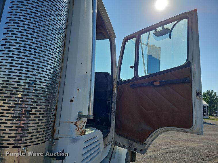 image for item DO2837 1988 Freightliner FLC  semi truck