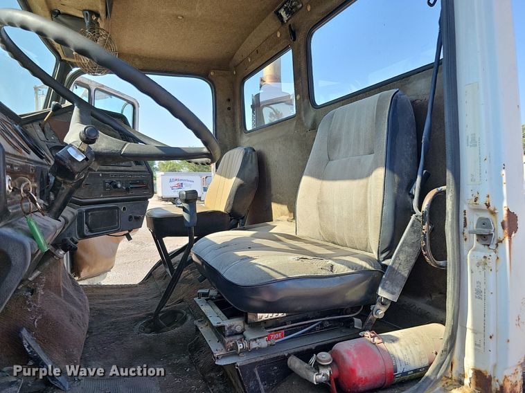 image for item DO2837 1988 Freightliner FLC  semi truck