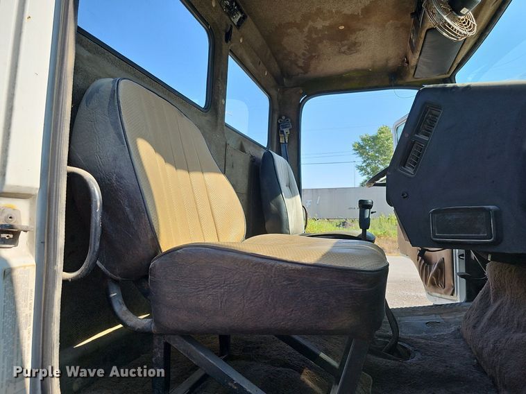 image for item DO2837 1988 Freightliner FLC  semi truck