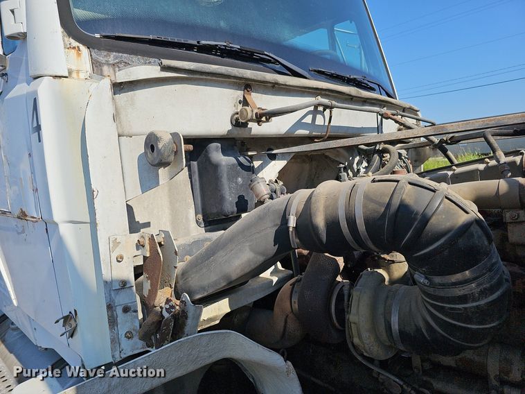 image for item DO2837 1988 Freightliner FLC  semi truck