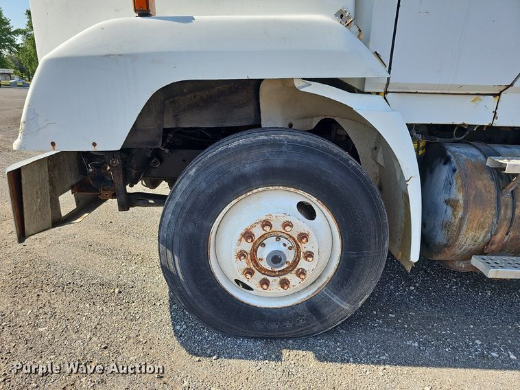 image for item DO2837 1988 Freightliner FLC  semi truck