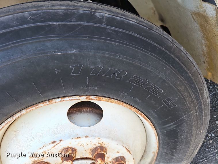 image for item DO2837 1988 Freightliner FLC  semi truck