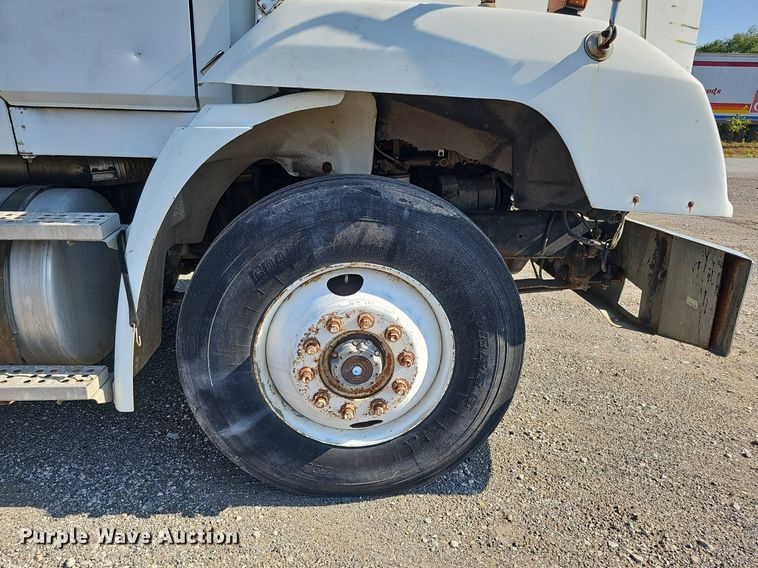 image for item DO2837 1988 Freightliner FLC  semi truck