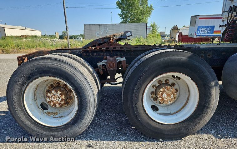 image for item DO2837 1988 Freightliner FLC  semi truck