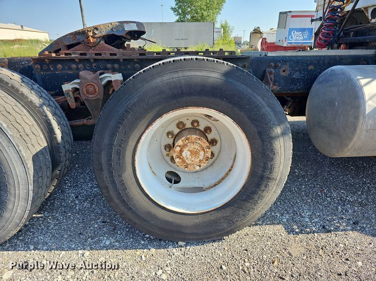 image for item DO2837 1988 Freightliner FLC  semi truck