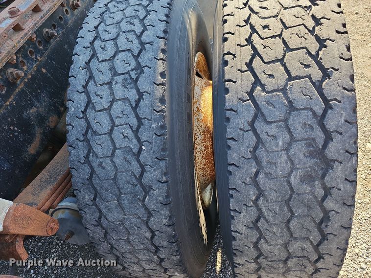 image for item DO2837 1988 Freightliner FLC  semi truck