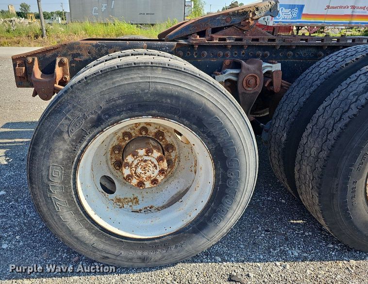 image for item DO2837 1988 Freightliner FLC  semi truck