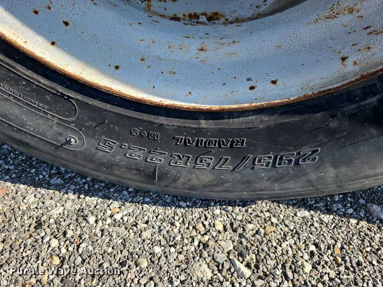 image for item DO2837 1988 Freightliner FLC  semi truck