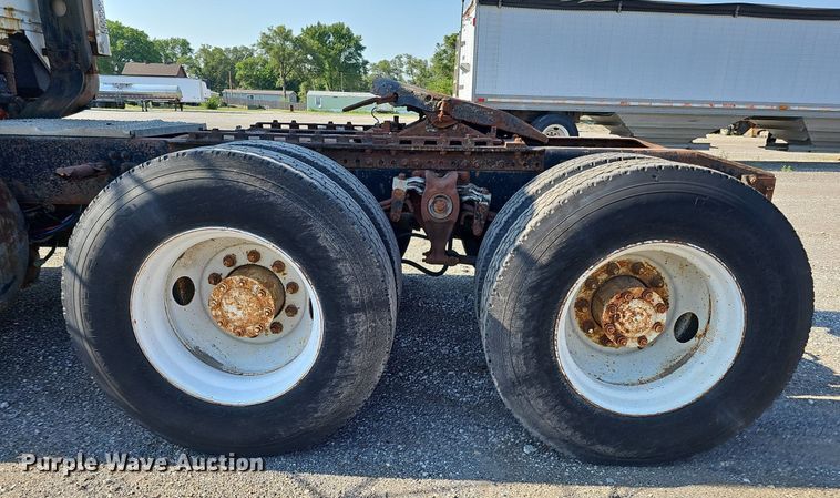 image for item DO2837 1988 Freightliner FLC  semi truck