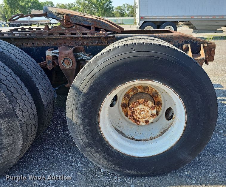 image for item DO2837 1988 Freightliner FLC  semi truck