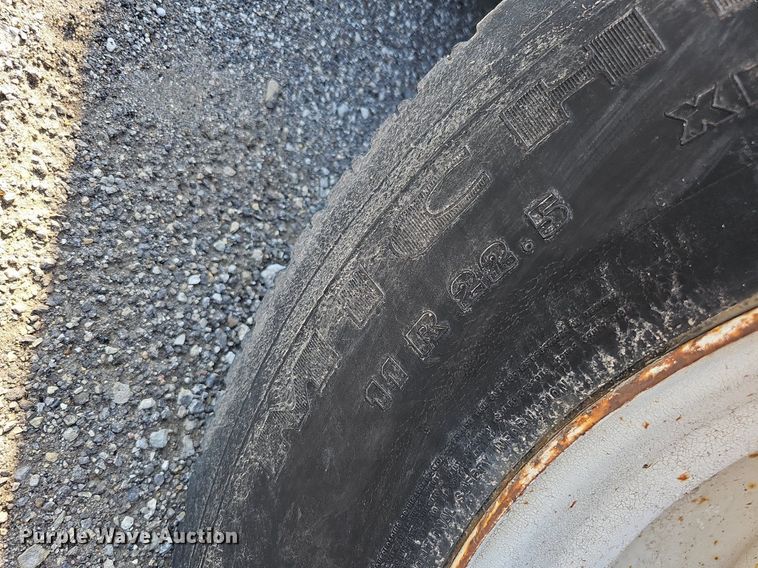 image for item DO2837 1988 Freightliner FLC  semi truck